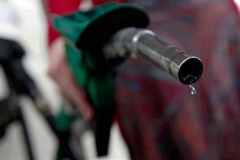 Manguera de expendio de gasolina en una estación de servicios detallista de Anadegas en Santo Domingo.