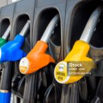 Gobierno aplicará alza moderada a los combustibles y promete congelar precios por tres meses