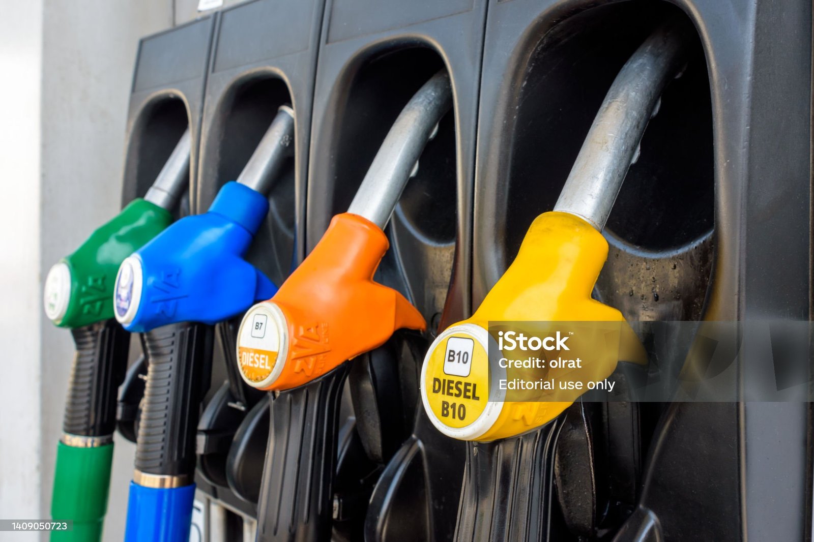 Gobierno aplicará alza moderada a los combustibles y promete congelar precios por tres meses