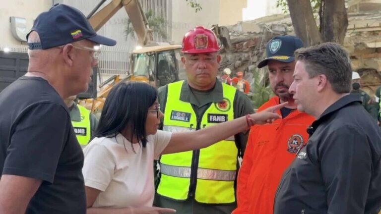 Residentes abuchean a Delcy Rodríguez durante visita a zona afectada por los terremotos en Venezuela