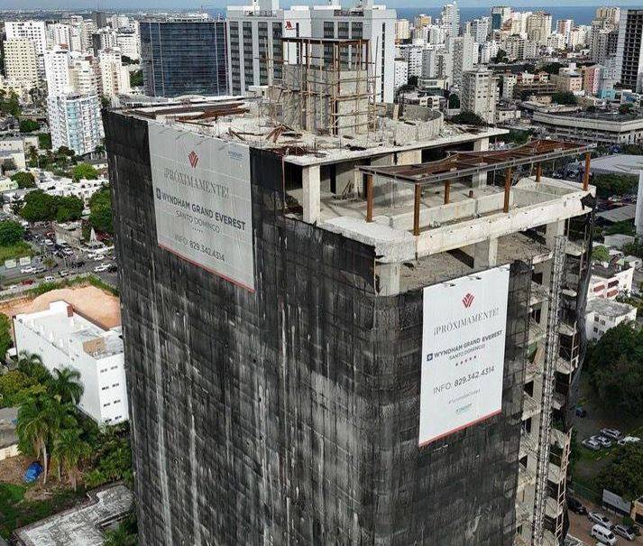 TSA anula permisos urbanísticos del proyecto Everest Tower en Piantini por violar normas de construcción