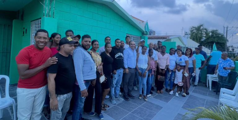 Victor Pavon Santo Domingo Norte, Escuela Ecuador Sabana Perdida graduacion, regidor Henry Beriguete SDN, Fuerza del Pueblo Sabana Perdida, Victor Pavon donaciones estudiantes.