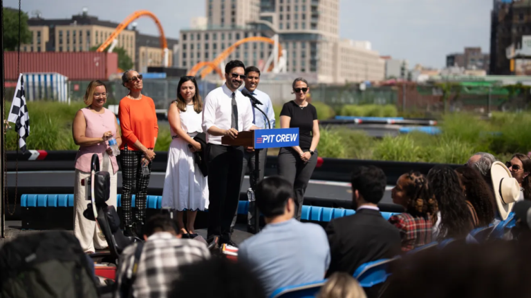 Nueva York lanza equipos PIT contra burocracia y suscripciones