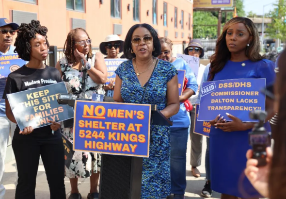 Crisis en NY: Brooklyn rechaza albergue de hombres solteros