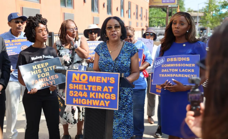 Crisis en NY: Brooklyn rechaza albergue de hombres solteros