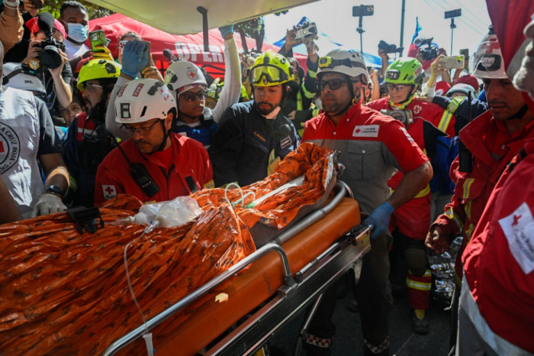 El vigilante Hernán Gil fue rescatado con vida tras permanecer ocho días atrapado bajo los escombros de un edificio en la localidad de Catia La Mar en Venezuela