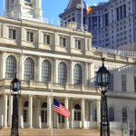 Escándalo en Nueva York: Concejales aprueban aumento salarial de 18% en plena crisis