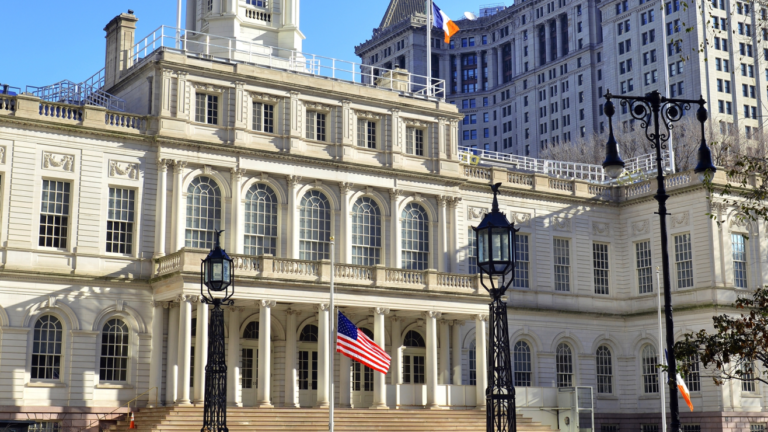 Escándalo en Nueva York: Concejales aprueban aumento salarial de 18% en plena crisis