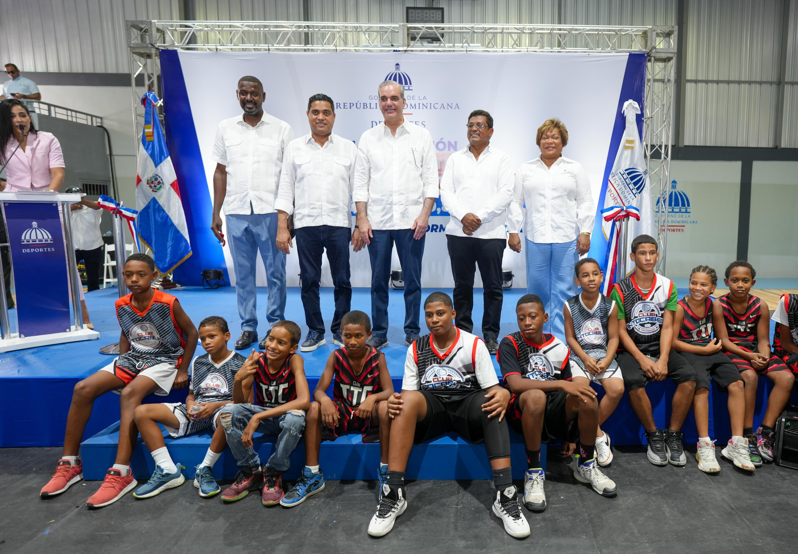 Abinader inaugura Club Dante Lemoniel remozado en Los Alcarrizos 2026