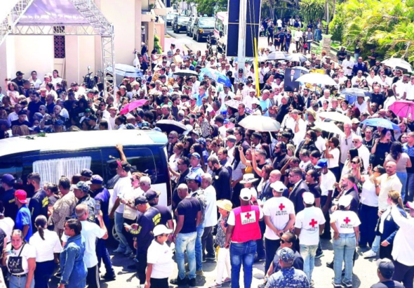 Cientos de comunitarios despidieron los restos del cantante Alex Bueno en el municipio de San José de las Matas