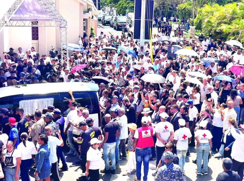 Cientos de comunitarios despidieron los restos del cantante Alex Bueno en el municipio de San José de las Matas