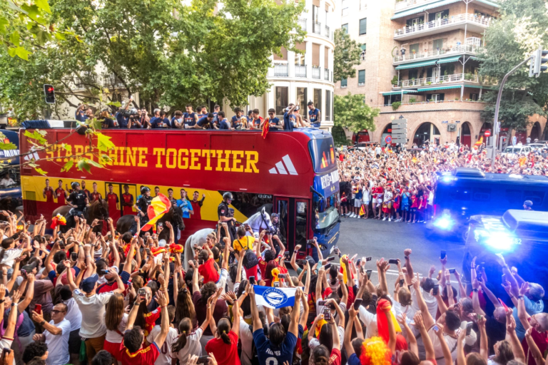 España campeon desfile en Madrid fotos Cibeles Mundial 2026
