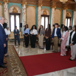 Abinader recibe a 30 estudiantes destacados del exterior