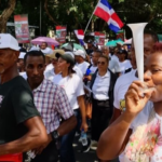 Amas de casa y panaderos protestan por alto costo de la vida en Santo Domingo