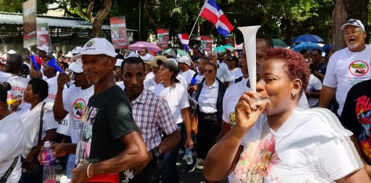 Amas de casa y panaderos protestan por alto costo de la vida en Santo Domingo