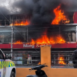 Voraz incendio en tienda china de Herrera moviliza a organismos de socorro y tecnología de drones