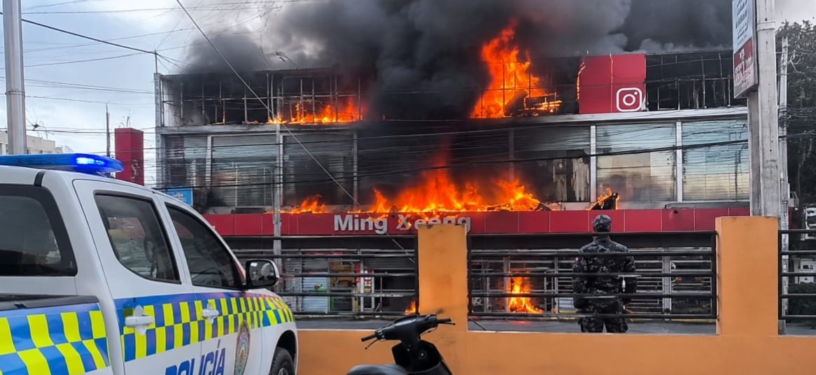 Voraz incendio en tienda china de Herrera moviliza a organismos de socorro y tecnología de drones