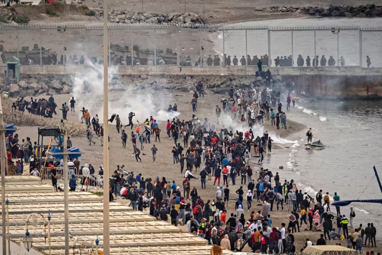 Crisis en Ceuta: Miles de migrantes marroqui cruzan la frontera a Espana