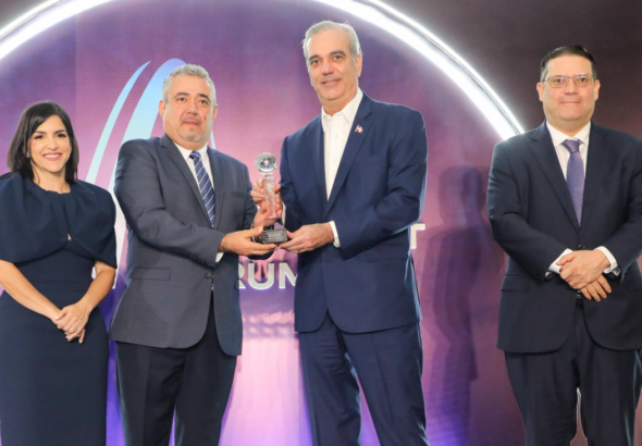 El presidente Luis Abinader inauguró el foro de inversiones en Santo Domingo en medio de fuertes críticas por la realidad económica local