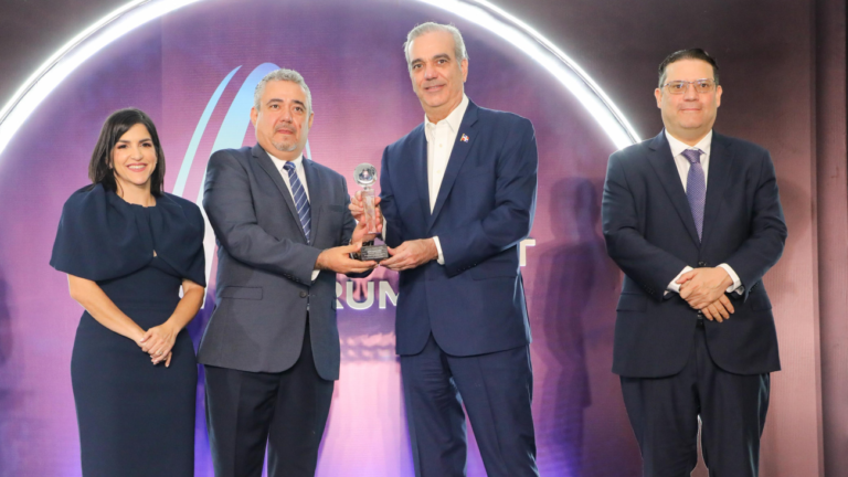 El presidente Luis Abinader inauguró el foro de inversiones en Santo Domingo en medio de fuertes críticas por la realidad económica local