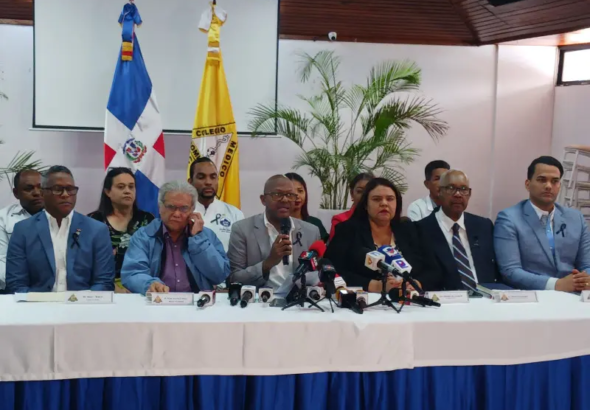 El Colegio Médico Dominicano convocó a un paro nacional de labores por 24 horas tras denunciar el arresto de dos doctores en La Vega