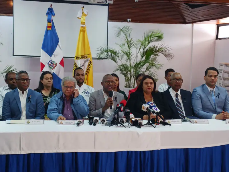 El Colegio Médico Dominicano convocó a un paro nacional de labores por 24 horas tras denunciar el arresto de dos doctores en La Vega