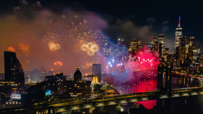 Susto en Nueva York: Se registran incendios en el Puente de Brooklyn durante fuegos artificiales de Macy’s el 4 de Julio