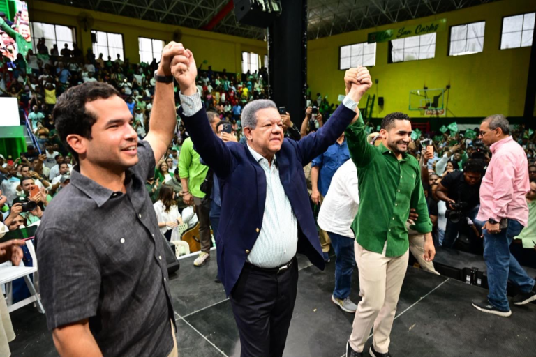 Juventud de la Fuerza del Pueblo desborda el Club San Carlos con Leonel Fernández y exige respeto a la vida