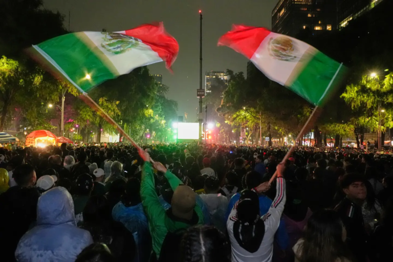 La selección de México derrotó 2-0 a Ecuador en los dieciseisavos de final y desató una histórica fiesta de un millón de personas en las calles de la capital azteca