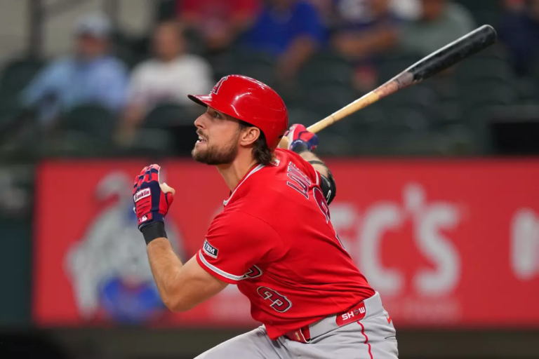 Rangers vencen 8-3 a Angels con jonrón de Alejandro Osuna