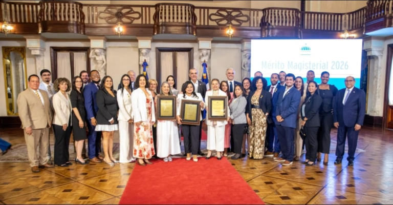 Abinader entrega la Medalla al Mérito Magisterial 2026