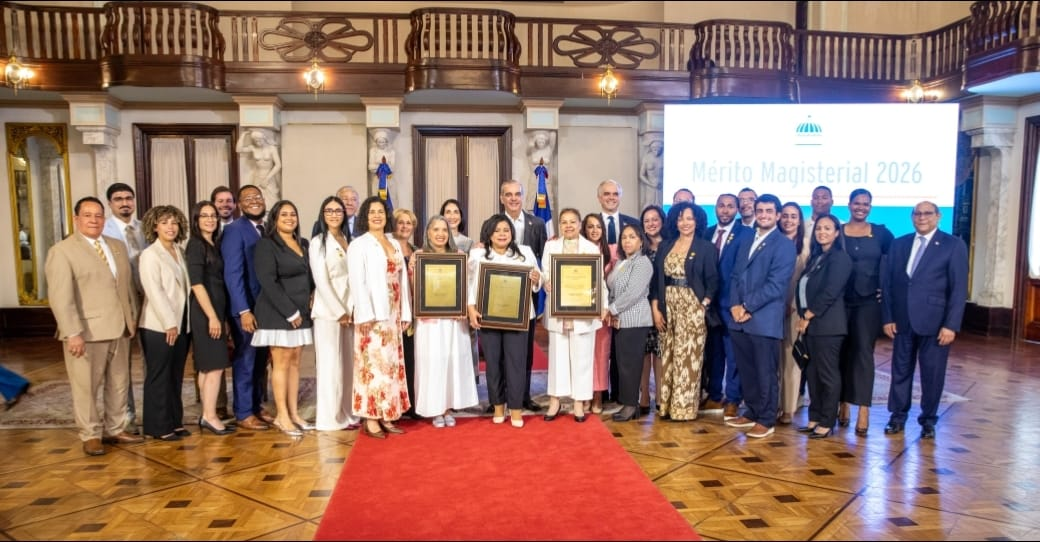 Abinader entrega la Medalla al Mérito Magisterial 2026