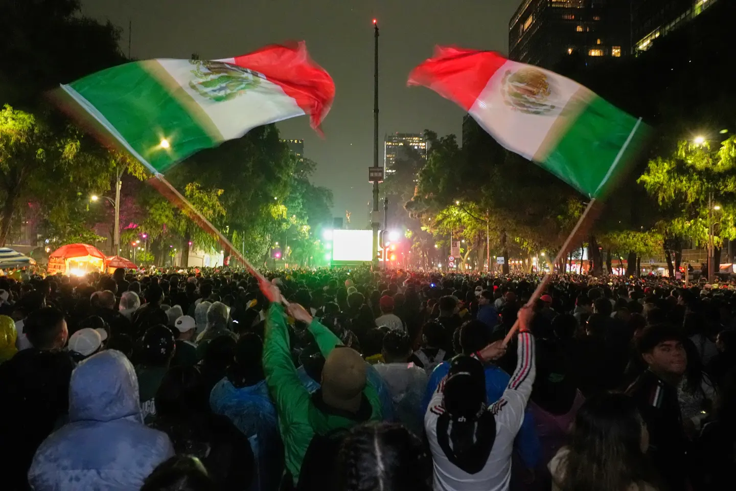 La selección de México derrotó 2-0 a Ecuador en los dieciseisavos de final y desató una histórica fiesta de un millón de personas en las calles de la capital azteca