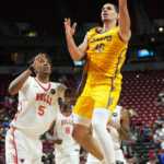 ¡Brillan los criollos! Chris Mañón guía a los Lakers a semifinales de la Liga de Verano de la NBA.