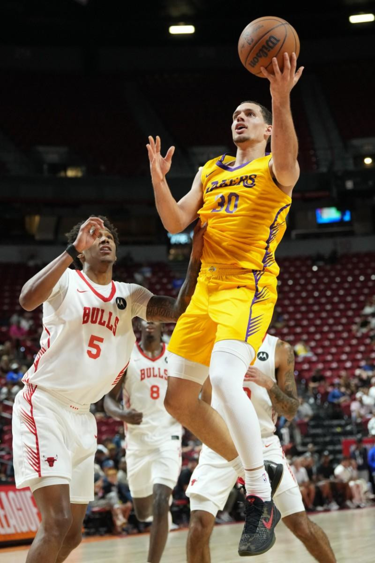 ¡Brillan los criollos! Chris Mañón guía a los Lakers a semifinales de la Liga de Verano de la NBA.