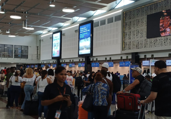 Caos aeroportuario: Fuertes lluvias en EE. UU. obligan a suspender vuelos en el aeropuerto de Las Américas