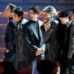 La agrupación musical surcoreana BTS presentándose en un concierto masivo de su gira mundial.