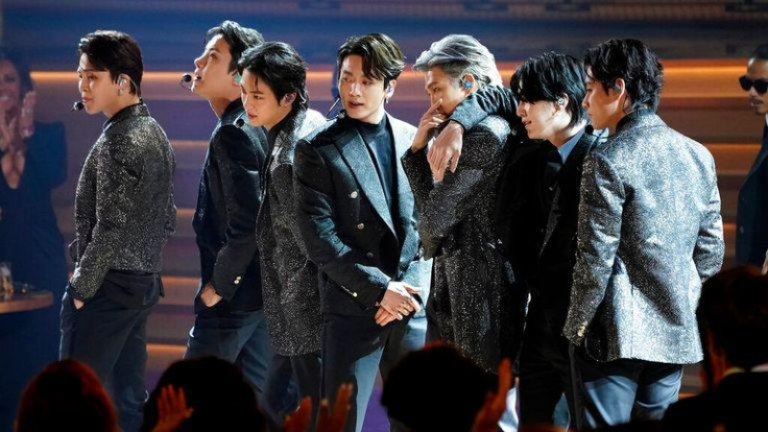 La agrupación musical surcoreana BTS presentándose en un concierto masivo de su gira mundial.