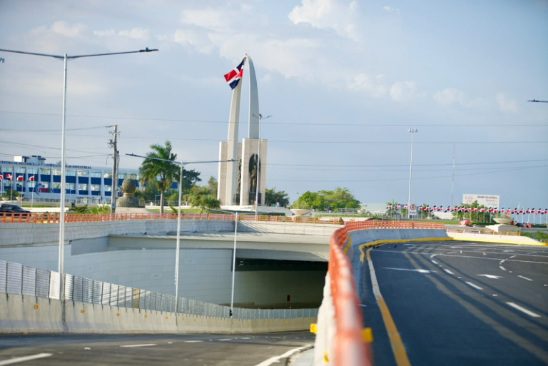 Regulaciones en la vía: Conoce cuáles vehículos tienen prohibido circular por el nuevo paso a desnivel de la Plaza de la Bandera.