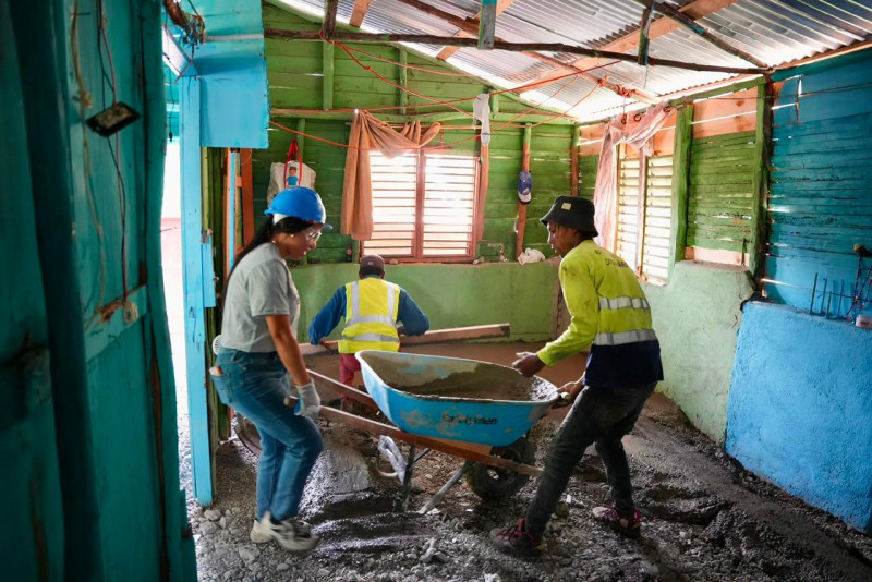 Adiós a los pisos de tierra: Cementeras invierten RD$38 millones en hogares de escasos recursos