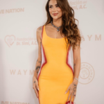 La artista colombiana Greeicy sonriendo durante una entrevista musical en la que rindió homenaje a Juan Luis Guerra.