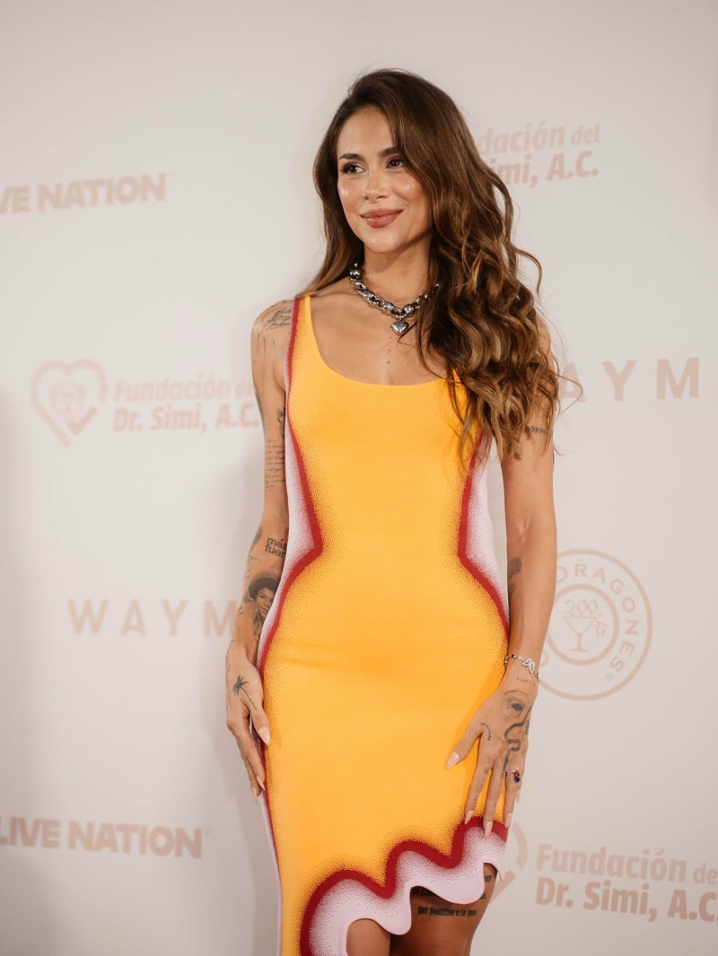 La artista colombiana Greeicy sonriendo durante una entrevista musical en la que rindió homenaje a Juan Luis Guerra.