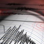 Fuerte sismo de 7.1 en Japón deja decenas de heridos y edificios derrumbados.