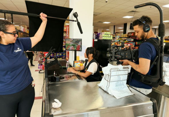 ¡De la radio al cine! "El Tiburón de la Mega" debuta como director con el rodaje de "El reportero" en Massachusetts.