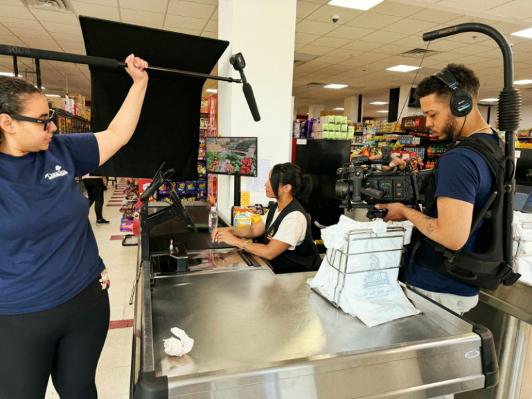 ¡De la radio al cine! "El Tiburón de la Mega" debuta como director con el rodaje de "El reportero" en Massachusetts.