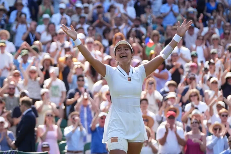 La tenista de 21 años Alexandra Eala celebrando sobre el césped de la Cancha Central de Wimbledon tras vencer a Iga Swiatek.