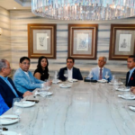 El economista Haivanjoe Ng Cortiñas detalla los problemas de inflación y deuda en rueda de prensa.
