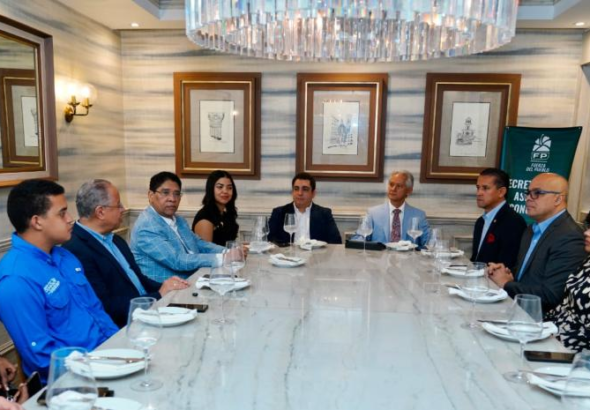 El economista Haivanjoe Ng Cortiñas detalla los problemas de inflación y deuda en rueda de prensa.