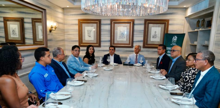 El economista Haivanjoe Ng Cortiñas detalla los problemas de inflación y deuda en rueda de prensa.