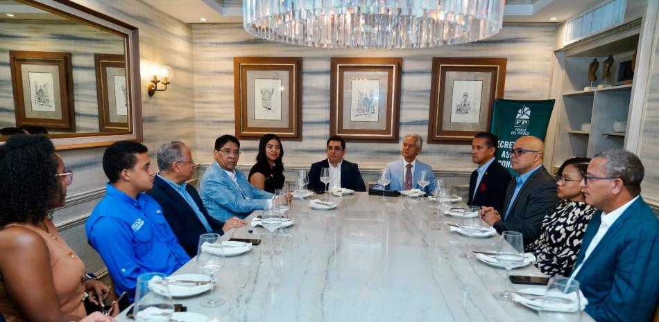 El economista Haivanjoe Ng Cortiñas detalla los problemas de inflación y deuda en rueda de prensa.